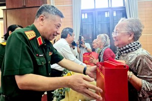 Thượng tướng Lê Quang Minh thăm hỏi và tặng quà các Bà mẹ Việt Nam Anh hùng. (Ảnh: Nguyễn Trà) 