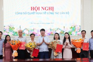 Thứ trưởng Bộ Tư pháp Nguyễn Thanh Tịnh đã trao Quyết định điều động, bổ nhiệm lãnh đạo một số đơn vị.