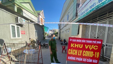 Cơ quan chức năng tiến hành phong toả nơi ở của cặp vợ chồng mắc COVID-19 (khối Quang Tiến, phường Hưng Bình, TP Vinh).