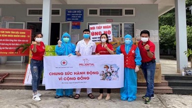 Đại diện Prudential trao tặng 2.345 bộ trang phục phòng dịch cấp độ 2 cho tỉnh Bắc Giang.