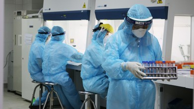 Cán bộ xét nghiệm mẫu bệnh phẩm. Ảnh: Ngọc Nga