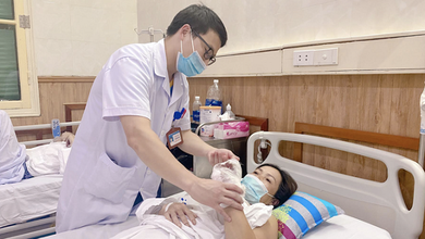 ThS.BS. Cao Đình Bằng khám lại cho chị H sau mổ. Ảnh - BVCC