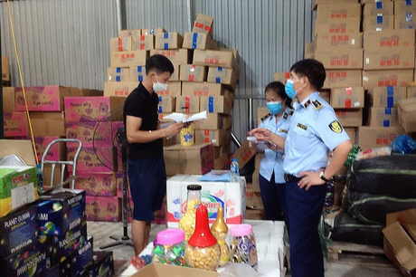 Phát hiện hàng tấn bánh kẹo, thực phẩm '3 không' trong 1 ngày tại Hà Nội và  Thanh Hóa
