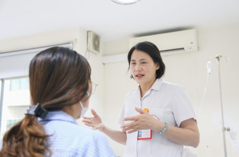 TS.BS. Nguyễn Thị Mai khám và tư vấn cho người bệnh rối loạn chảy máu (ảnh Gia Thắng)