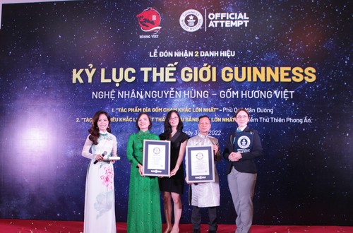 Bà Mai McMillian (ngoài cùng, bìa phải), đại diện của Tổ chức Guinness trao danh hiệu Kỷ lục Guinness thế giới cho "Thiềm thừ Thiên phong ấn" và "Phú quý mãn đường" của Nghệ nhân Nguyễn Hùng và Gốm Hương Việt. 