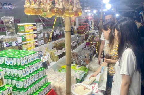 Người dân đang lựa chọn sản phẩm OCOP tại một lễ hội ở Hà Nội. (Ảnh: P.V)