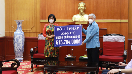 Bộ Tư pháp trao hơn 500 triệu đồng ủng hộ công tác phòng, chống dịch COVID-19