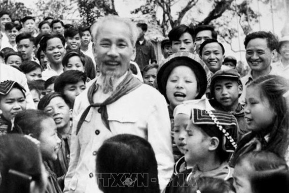 Bác Hồ với các cháu thiếu nhi vùng cao Việt Bắc năm 1960. (Ảnh Tư liệu: TTXVN)