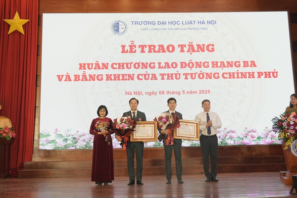 Thứ trưởng Đặng Hoàng Oanh, Thứ trưởng Nguyễn Thanh Ngọc trao Huân chương Lao động hạng Ba cho đồng chí Đoàn Trung Kiên và đồng chí Đỗ Quốc Tuấn. Ảnh: Phương Mai