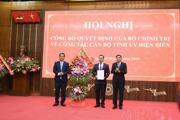 Phó Trưởng ban Tổ chức Trung ương Phan Thăng An, Bí thư Tỉnh ủy Điện Biên Trần Quốc Cường trao quyết định cho tân Phó Bí thư Tỉnh ủy Trần Tiến Dũng. Ảnh baodienbienphu.vn