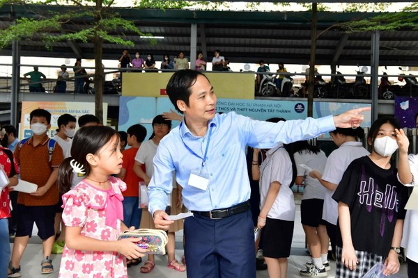 Tiến sỹ Phạm Sỹ Cường - Hiệu trưởng Trường THCS và THPT Nguyễn Tất Thành trực tiếp hướng dẫn thí sinh tham dự kỳ thi trong sáng 31/5 (Ảnh: HNUE)
