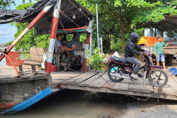 Đò cũ mục, hết hạn đăng kiểm vẫn “ung dung” chở khách trên sông Tiền
