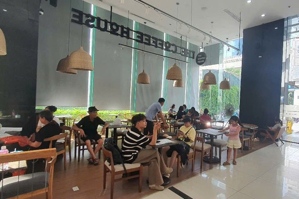 Một gian hàng tại Discovery Complex vẫn hoạt động sau cuộc kiểm tra của Công an Tp Hà Nội.