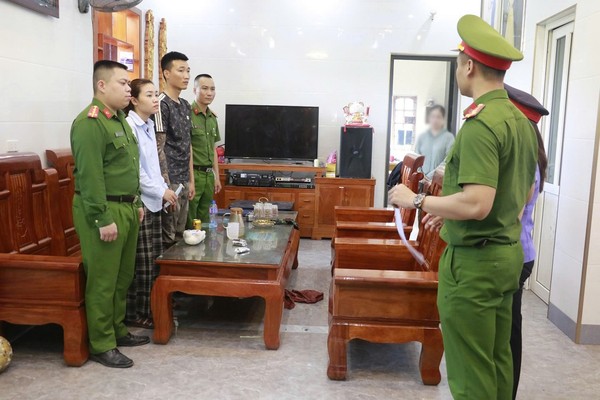 Cơ quan điều tra tiến hành khám xét nhà hai đối tượng cầm đầu trong đường dây.