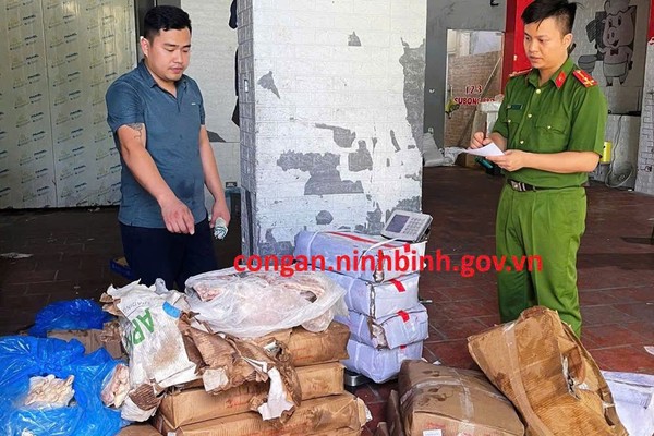 Lực lượng chức năng kiểm tra kho hàng đông lạnh tại TP Tam Điệp. Ảnh: Công an tỉnh Ninh Bình.