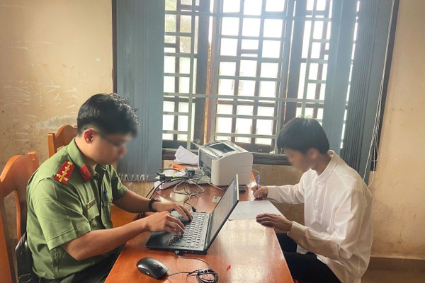 Khởi tố vụ thí sinh dùng camera cúc áo gian lận môn Ngữ văn
