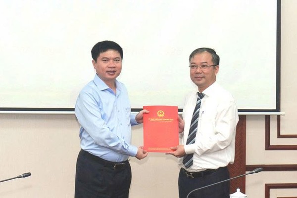 Ông Trương Quốc Huy, Bí thư Tỉnh ủy, Chủ tịch UBND tỉnh, Trưởng Đoàn đại biểu Quốc hội tỉnh trao quyết định bổ nhiệm Giám đốc Ban Quản lý đầu tư, phát triển đô thị và quỹ đất khu vực I.