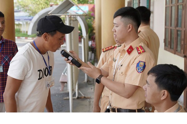 Điểm mới là trước khi bước vào phòng thi, tất cả các thí sinh phải đo nồng độ cồn.