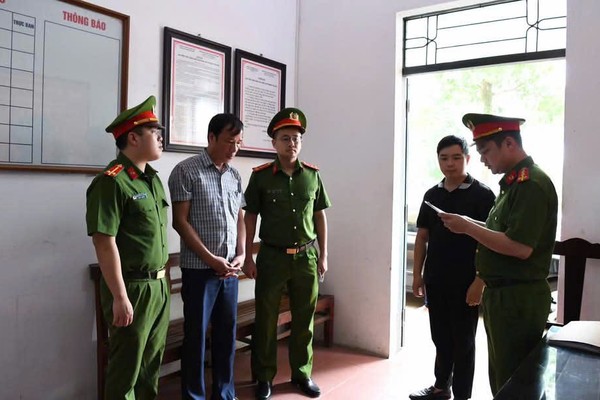 Cơ quan Cảnh sát điều tra Công an tỉnh Phú Thọ đọc lệnh bắt khẩn cấp đối với Văn Mạnh Thắng, Chủ tịch UBND xã Thạch Khoán (Ảnh: Công an Phú Thọ)