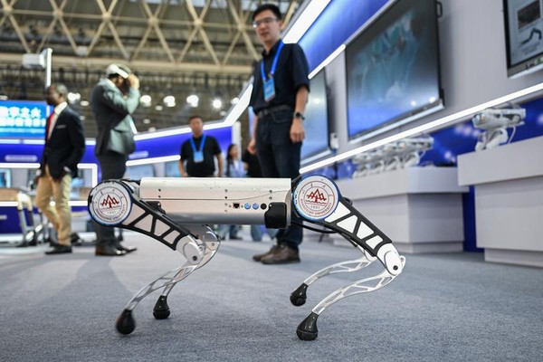 Một chú chó robot được trưng bày tại Triển lãm Thành tựu Giáo dục Kỹ thuật số của Hội nghị Giáo dục Kỹ thuật số Thế giới 2025 (Ảnh: Xinhua)