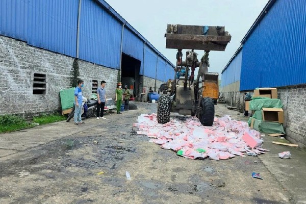 Lực lượng chức năng tổ chức tiêu hủy 1.914 con gấu bông có tổng trị giá hơn 106 triệu đồng.