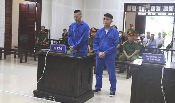 Hai bị cáo Phạm Đức Việt và Phạm Văn Thung (từ trái sang phải).