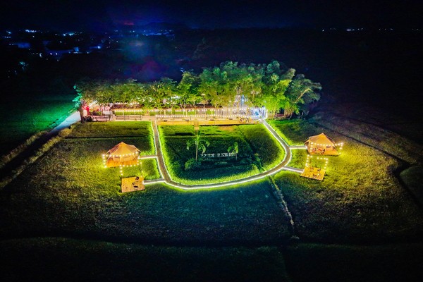 Khung cảnh đồng quê lung linh vào ban đêm tại khu cắm trại Jungle Boss Travelodge.