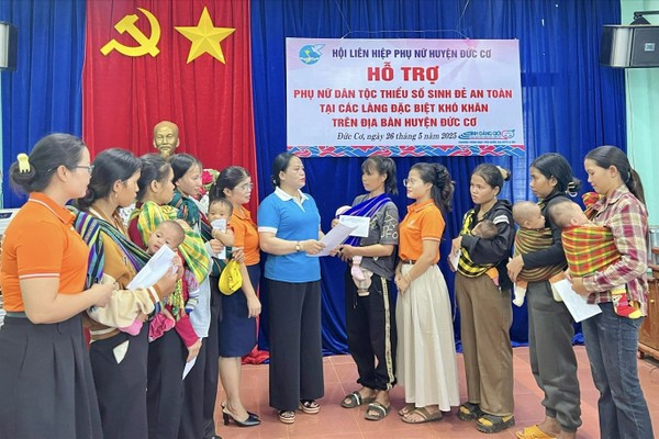 Hội LHPN huyện Đức Cơ tích cực truyền thông vận động phụ nữ DTTS sinh đẻ an toàn và chăm sóc sức khỏe trẻ em. (Nguồn: Báo DT&PT)
