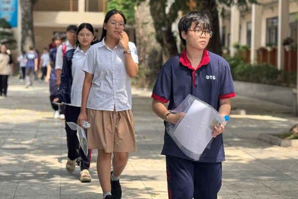 Thí sinh ra về sau khi hoàn thành môn thi đầu tiên - Ngữ văn.