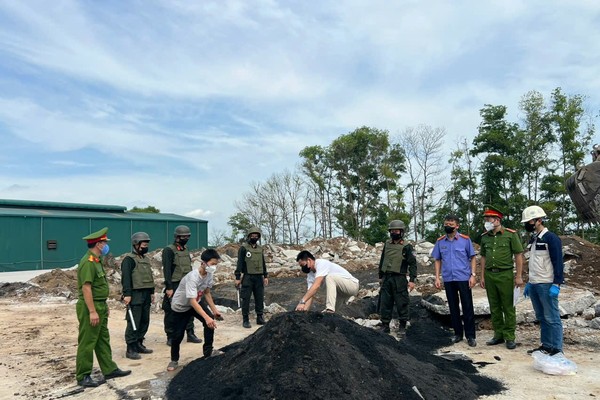 Lực lượng Công an và Viện Kiểm sát ghi nhận lời khai của các đối tượng liên quan, xác định khu vực đổ thải trái phép. (Ảnh: CACC)