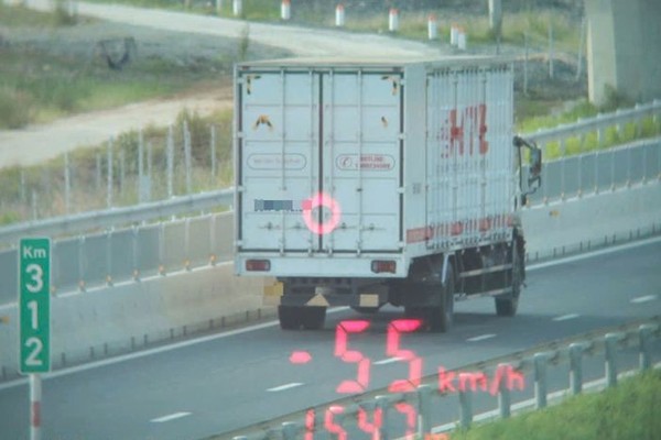 Một xe tải chạy dưới tốc độ tối thiểu bị CSGT phát hiện, lập biên bản. (Ảnh: C08)