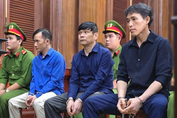 Từ trái qua là bị cáo Lê Nguyễn Anh Tuấn, Trần Minh Phú và Kiều Đức Hùng tại phiên xử. (Ảnh: H.Duyên)