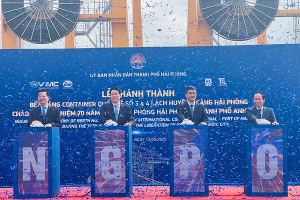 Các đại biểu bấm nút khánh thành bến Cảng container quốc tế số 3&4 Lạch Huyện.
