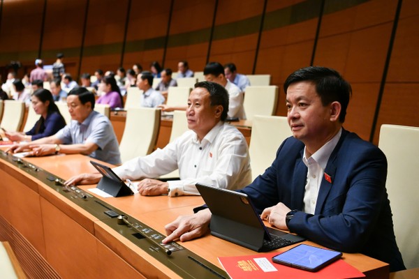Các đại biểu bấm quyết biểu quyết thông qua Luật Cán bộ, công chức sửa đổi. (Ảnh: Cổng TTĐTQH)