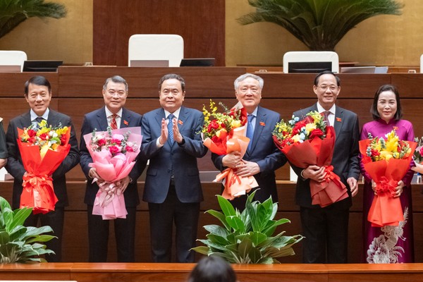 Chủ tịch Quốc hội Trần Thanh Mẫn tặng hoa chúc mừng các Phó Chủ tịch và Ủy viên Hội đồng bầu cử quốc gia. (Ảnh: Cổng TTĐTQH)