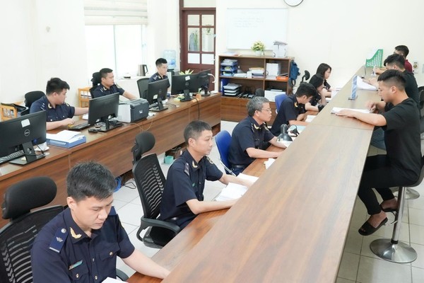 Lực lượng Hải quan nỗ lực giải quyết thủ tục trong ngày đầu triển khai mô hình chính quyền địa phương 2 cấp. (Ảnh: H.Hậu)