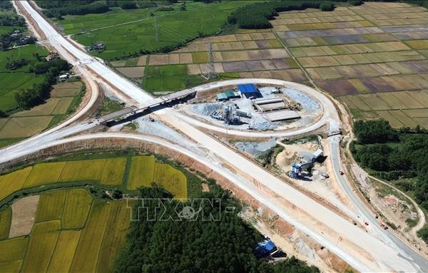 Dự án cao tốc Quảng Ngãi - Hoài Nhơn thuộc Cao tốc Bắc - Nam phía Đông, giai đoạn 2021 - 2025 được triển khai khẩn trương, đúng tiến độ; dự kiến sẽ thông xe trong năm 2025. Ảnh: Quốc Khánh/TTXVN