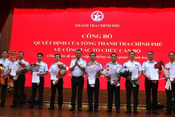 Tổng Thanh tra Chính phủ Đoàn Hồng Phong trao quyết định và tặng hoa chúc mừng các đồng chí được điều động, tiếp nhận và bổ nhiệm.