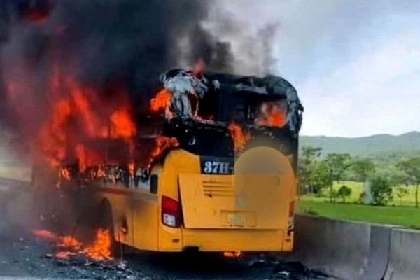 Xe khách bốc cháy ngùn ngụt trên cao tốc Mai Sơn - Quốc lộ 45.