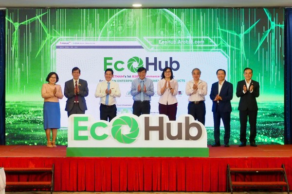 Các đại biểu thực hiện nghi thức ra mắt Sàn giao dịch thương mại điện tử B2B “xanh” đầu tiên tại Việt Nam – EcoHub “ecohub.arobid.com”