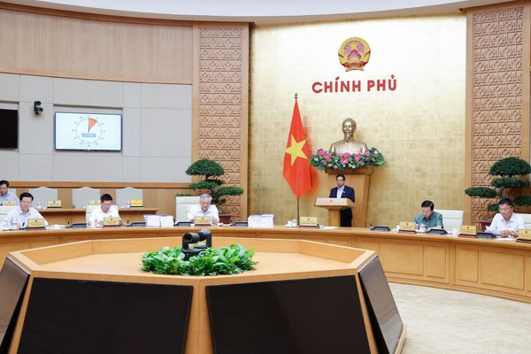 Thủ tướng Chính phủ Phạm Minh Chính yêu cầu khẩn trương hoàn thiện hồ sơ sắp xếp ĐVHC 2 cấp để trình Quốc hội xem xét, thông qua. (Ảnh: VGP)