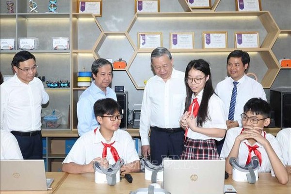 Tổng Bí thư Tô Lâm và các thành viên Đoàn công tác thăm Phòng thực hành giáo dục STEM của Trường THCS Cầu Giấy, quận Cầu Giấy. (Ảnh: TTXVN)