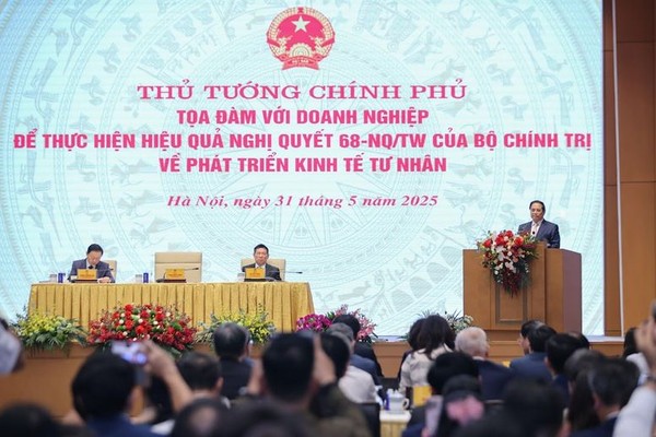 Thủ tướng Phạm Minh Chính phát biểu tại Tọa đàm giữa Thủ tướng Chính phủ với doanh nghiệp để thực hiện hiệu quả Nghị quyết 68-NQ/TW của Bộ Chính trị về phát triển kinh tế tư nhân. (Ảnh: VGP)