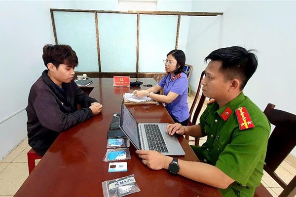 Đối tượng Nguyễn Bá Khánh Toàn khai nhận hành vi tại cơ quan Công an. Ảnh: Cổng thông tin điện tử Bộ Công an.