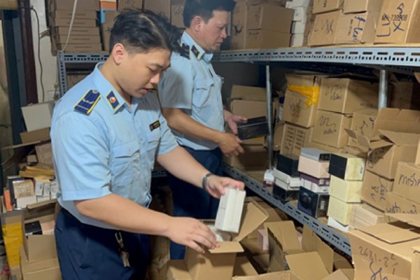 Kho nước hoa giả mạo bị phát hiện tại Hà Nội. (Ảnh: DMS)