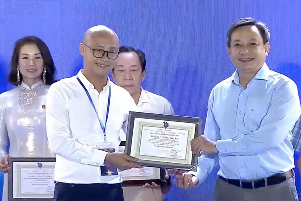 Báo Pháp luật Việt Nam nhận giải Khuyến khích loại hình bìa báo ở hạng mục Sản phẩm báo chí ấn tượng tại Hội báo toàn quốc 2025.