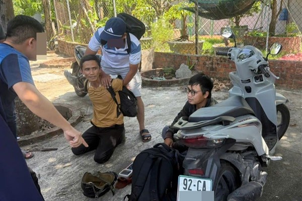 Trần Thế Anh (áo vàng) và Lê Thanh Thành cùng phương tiện vừa trộm cắp được.