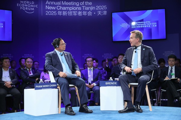 Thủ tướng Phạm Minh Chính và Chủ tịch điều hành WEF Borge Brende dự phiên đối thoại chính sách “Kỷ nguyên mới của Việt Nam: Từ tầm nhìn đến hành động”. (Ảnh: VGP)