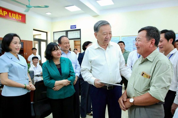 Tổng Bí thư Tô Lâm trao đổi với người dân tại Điểm phục vụ hành chính công xã Phúc Thịnh. (Ảnh: Viết Thành)