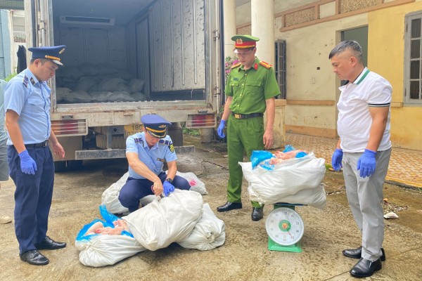 Lực lượng chức năng kiểm tra hàng hóa vi phạm.